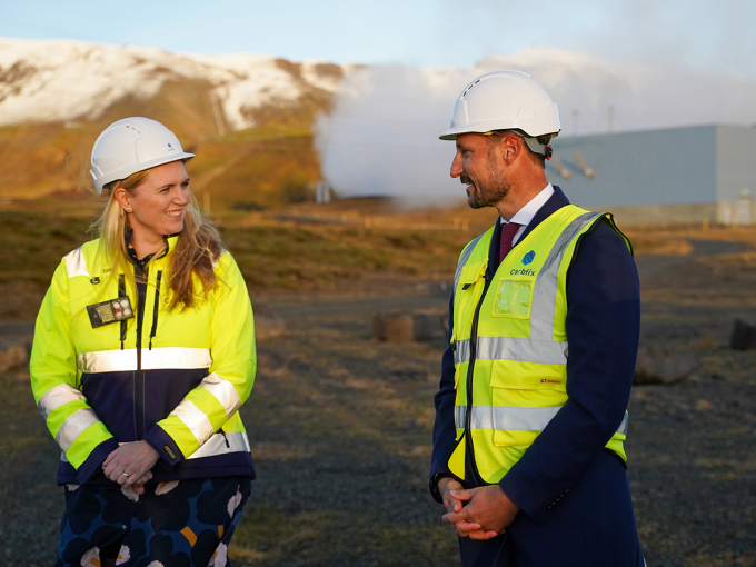 CEO Edda Aradóttir from Carbfix gave Crown Prince Haakon an introduction to the pioneering technology. Photo: Liv Anette Luane, The Royal Court