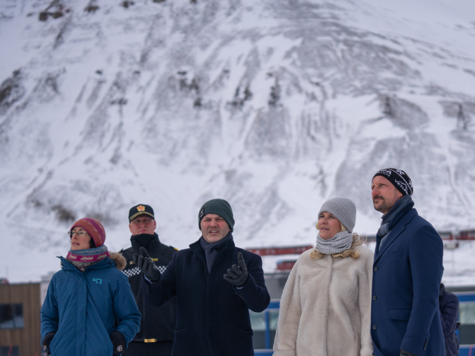 The Crown Prince and Crown Princess heard about the day in 2015 when an avalanche destroyed homes and killed two people in Longyearbyen. Photo: Simen Sund, The Royal Court