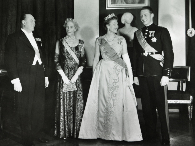 King Olav, Princess Ingeborg of Sweden, Princess Astrid and Crown Prince Harald on their way to a gala dinner in honour of the Crown Prince’s 21st birthday and coming of age in 1958. This was the last time Princess Ingeborg wore the tiara. Photo: The Royal Collections