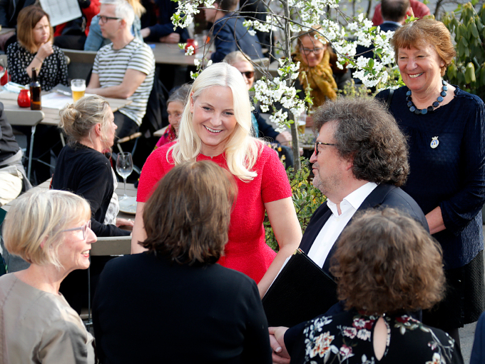 The Crown Princess met some of the authors. Norwegian author Erik Fosnes Hansen is head of the festival, Photo: Marius Gulliksrud, Stella Pictures