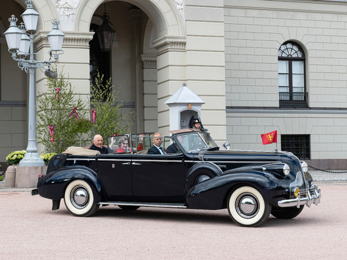 The King and Queen embark on their surprise visit around Oslo in the 1939 Buick Roadmaster. Photo: Øivind Møller Bakken, The Royal Court. 
