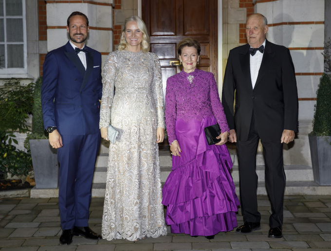 King Harald, Queen Sonja, Crown Prince Haakon and Crown Princess Mette-Marit on their way to Buckingham Palace and the festivities in connection with Prince Charles' 70th birthday. Photo: Nina E. Rangøy / NTB scanpix. 