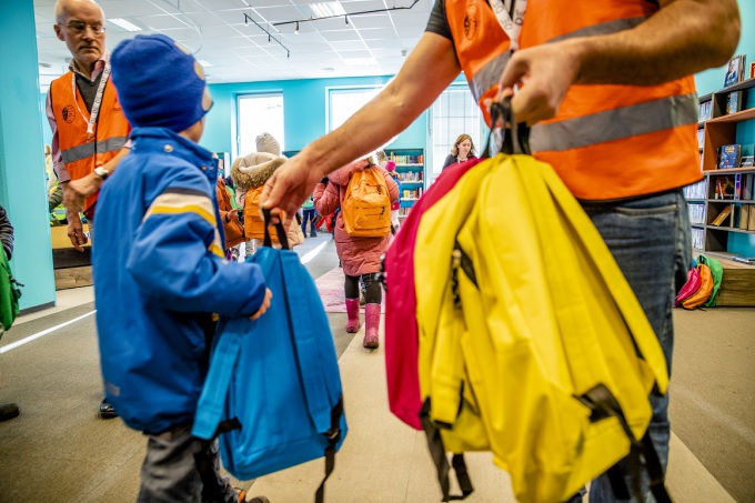 At the old library, the children were given colourful backpacks full of children’s books. Next stop: Oslo’s new Deichman Bjørvika public library. Photo: Stian Lysberg Solum / NTB Scanpix.