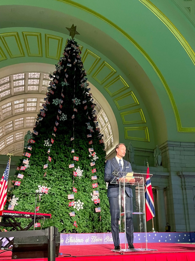 The Crown Prince lit the Christmas tree in the main hall of Union Station. This is the 25th year Norway has presented a Christmas tree to the city in appreciation for US assistance to Norway during World War II. Photo: Guri Varpe, The Royal Court.