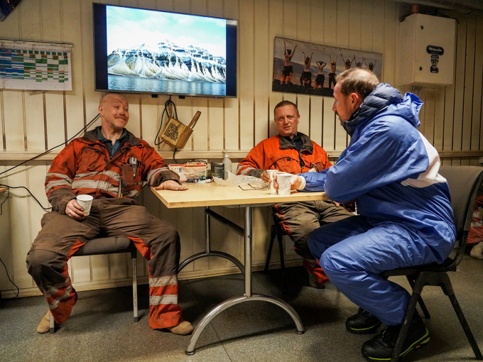  
Crown Prince Haakon talks to miners Henrik Skrivfars and Inge Bakkeland (at left) in Gruve 7. Photo: Ole Berg-Rusten / NTB
