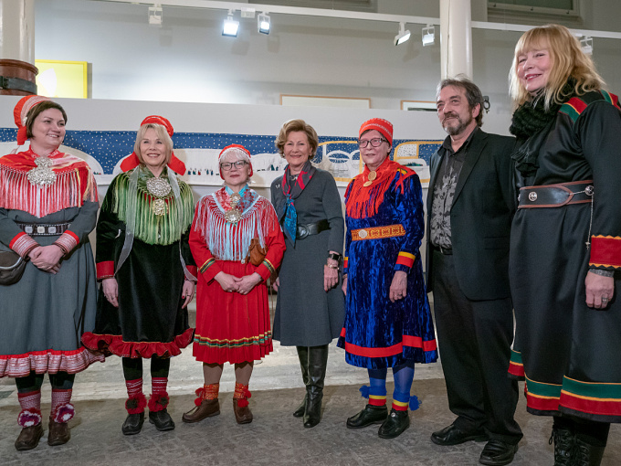 From left: President of the Sámi Parliament Aili Keskitalo, Synnøve Persen, Britta Marakatt-Labba, Queen Sonja, Rose-Marie Huuva, Arnold Johansen and Inger Blix Kvammen. Photo: Heiko Junge, NTB scanpix.