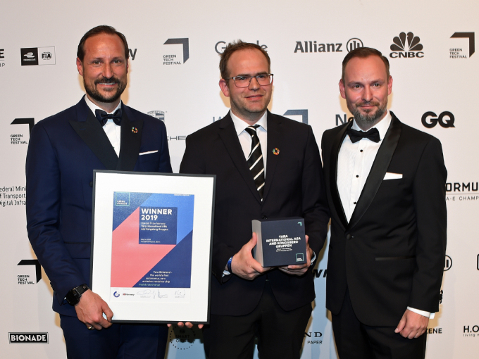 Crown Prince Haakon and Marco Voigt, a co-founder of the festival, presented the award to Yara. Photo: Sven Gj. Gjeruldsen, The Royal Court.