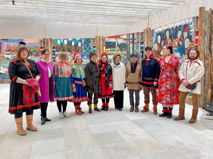 Queen Sonja was given a tour of the exhibition, together with the three artists, the Curatorial Group and the Elders. Photo: Guri Varpe, The Royal Court