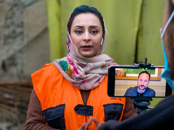 Farkhunda tells the Crown Prince about the refugee situation in Afghanistan. Photo: NRC.