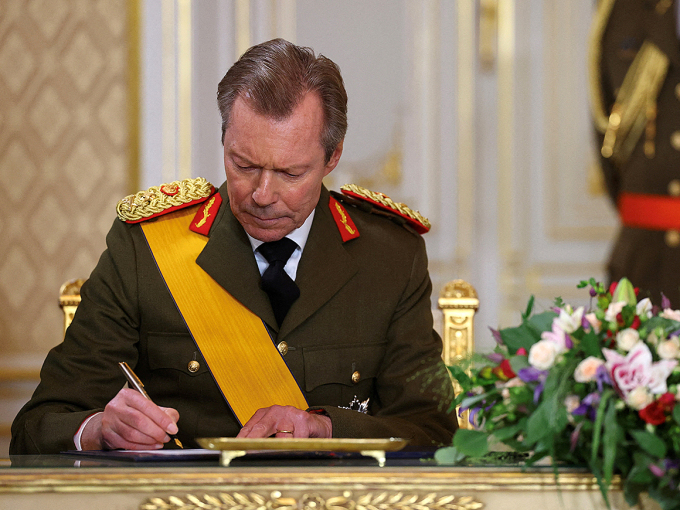 Grand Duke Henri signs his abdication. Photo: Kai Pfaffenbach / Reuters / NTB