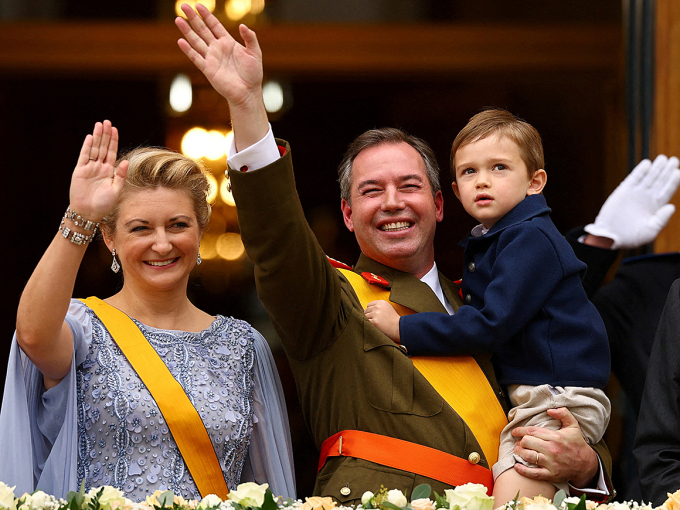 Grand Duke Guillaume and Grand Duchess Stéphanie on the palace balcony with their oldest son, Prince Charles. Photo: Yves Herman / AFP / NTB