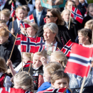 The Crown Prince and Crown Princess and their family greet the Asker children’s parade outside Skaugum Estate. Photo: Terje Pedersen / NTB scanpix