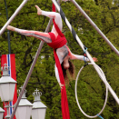 Nysirkus Bjerke skapte stemning blant publikum ute på Slottsplassen. Foto: Liv Osmundsen, Det kongelige hoff.