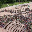The Royal Guard surrounded by kindergarten children in the Palace Square (Photo: Svein Barmen, Statsbygg)