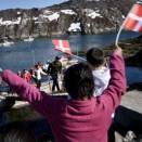 The heirs were greeted with Danish and Greenlandish flags (Photo: Veronica Melå, The Royal Court)