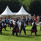 Norsk Folkemuseums Dansegruppe underholder på hagefesten. Publisert 1. september 2016. Handoutbilde fra Det kongelige hoff. Bildet er kun til redaksjonell bruk - ikke for salg. Foto: Sven Gj. Gjeruldsen, Det kongelige hoff