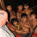 Great interest in the day's photographs (Photo: Rainforest Foundation Norway / ISA Brazil)