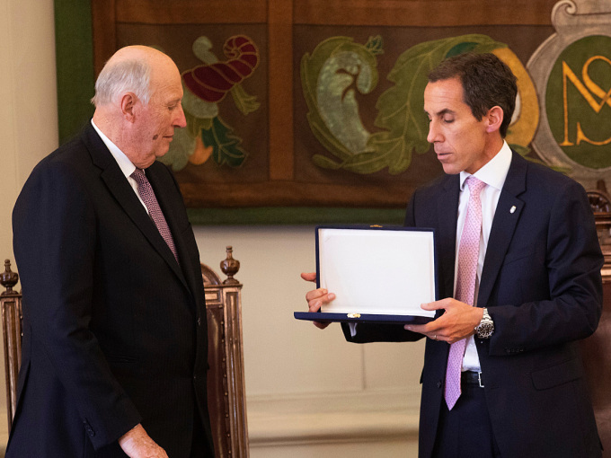 Mayor Felipe Alessandri presents the King with the keys to the city. Photo: Tom Hansen, Hansenfoto.no