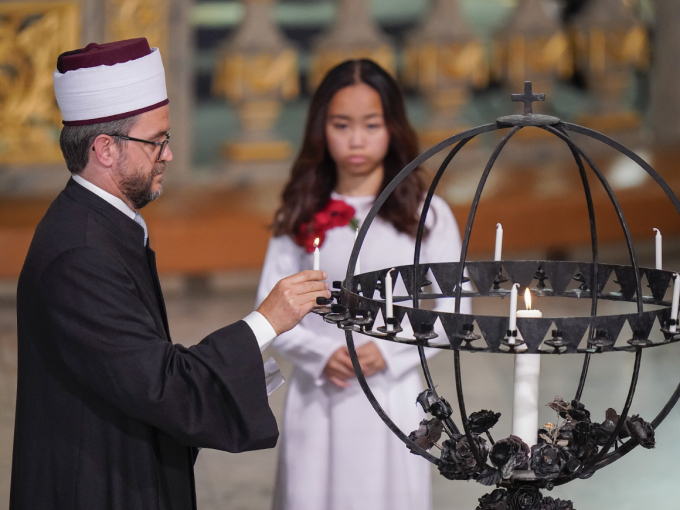 Senaid Kobilica during the candle lighting ceremony in Oslo Cathedral. Photo: Torstein Bøe / NTB.
