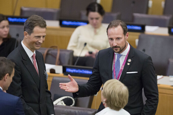 The Crown Prince has a busy programme in New York this week, here with conversation with Hereditary Prince Alois, of Liechtenstein. Photo: Pontus Höök / NTB Scanpix