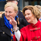 A walk through Harstad city centre - The Queen with Swedens Minister for Trade, Ms Ewa Bjorling (Photo: David Sica, Fameflynet Sweden)