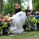 Tusen barnehagebarn var invitert til denne første åpningen, og skulpturene ble straks tatt i bruk av de små. Foto: Liv Osmundsen, Det kongelige hoff