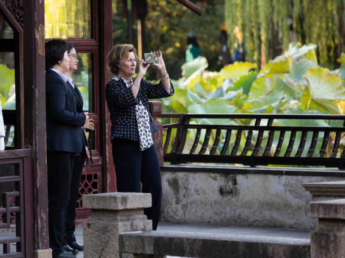 Touring the Humble Administrator’s Garden. Photo: Tom Hansen, hansenfoto.no