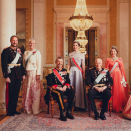 Samlet før gallamiddagen (f.v.): Deres Kongelige Høyheter Kronprins Haakon og Kronprinsesse Mette-Marit, Deres Majesteter Kong Frederik og Dronning Mary, Kong Harald og Dronning Sonja, og Prinsesse Astrid, fru Ferner. Handoutbilde fra Det kongelige hoff publisert 15. mai 2024. Bildet er kun til redaksjonell bruk - ikke for salg, og kan benyttes fritt mot kreditering.  Foto: Kimm Saatvedt / Det kongelige hoff 