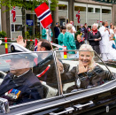 Kronprinsparet i A5 utenfor barneavdelingen på Ullevaal Sykehus. Foto: Lise Åserud / NTB scanpix