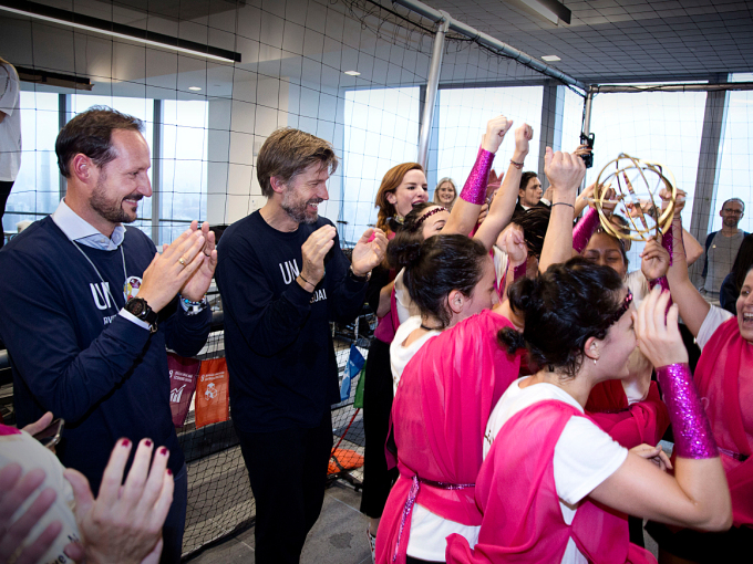 Crown Prince Haakon had the pleasure of presenting the winners' trophy, designed by Icelandic artist Olafur Eliasson. Photo: Pontus Höök / NTB scanpix. 