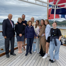 Kongefamilien på akterdekket på K/S Norge. Skipet ligger utenfor Leknes. Publisert 13.08.2020. Bildet er kun til redaksjonell bruk - ikke for salg. Foto: Elin Rønning, Det kongelige hoff 