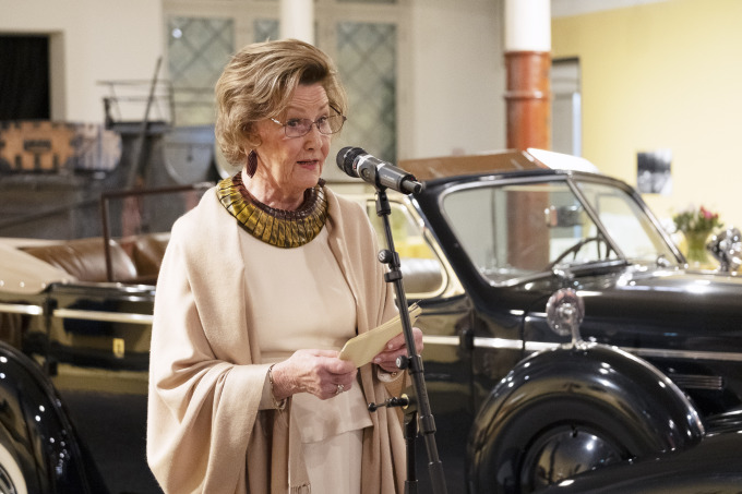 The Queen speaking at the opening in the Queen Sonja Art Stable. Photo: Øivind Möller Bakken, The Royal Collections