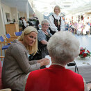 Crown Princess Mette-Marit with residents at Hadartun (Photo: Stian Lysberg Solum / NTB scanpix)