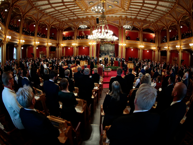 Everyone stands during the ceremony. Photo: Lise Åserud / NTB scanpix