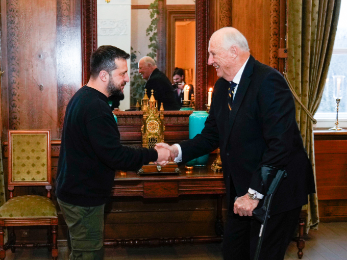 King Harald granted Ukrainian President Volodymyr Zelensky an audience at the Royal Palace. Photo: Fredrik Varfjell / NTB