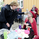 Queen Sonja visits "the King's table" where "Qeen Sonja", "the Princess" and "the King" eat. Photo: Lise Åserud, NTB scanpix