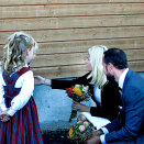 Five years old Trym at Vegårshei found giving flowers to the Crown Prince and Crown Princess a little bit scary ... (Photo: Gorm Kallestad / Scanpix)