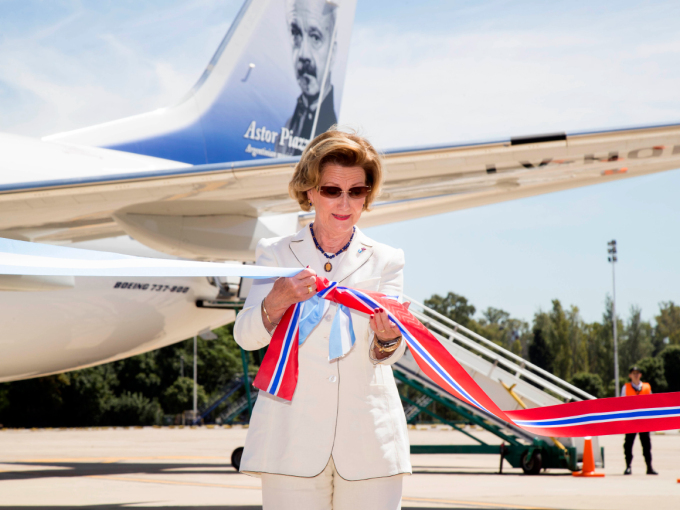 The Queen tied together ribbons with the Norwegian and Argentinian colours as a symbol of the new connection between the two countries. Photo: Heiko Junge / NTB scanpix