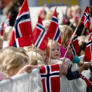 Dagen startet med folkefrokost i Ravnkloa. Frammøtte venter på sjaluppen med Kongefamilien. Foto: Ole Martin Wold / NTB scanpix