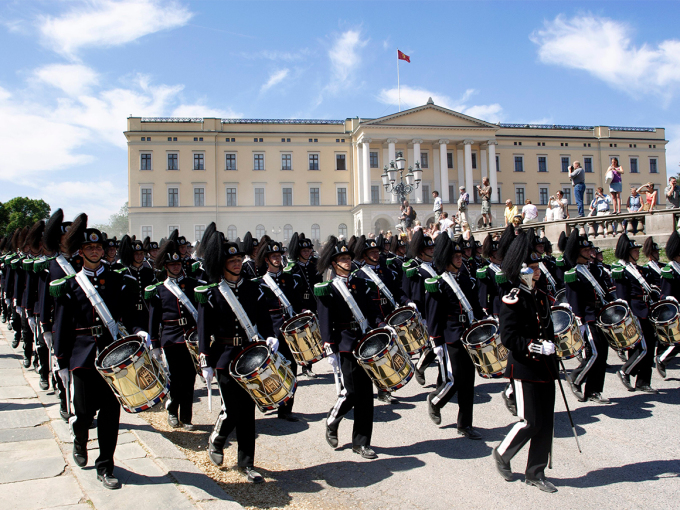 The King’s Guard’s music and drill platoon gives a demonstration, and leads the birthday song together with Soul Children. Photo: Espen Bratlie / Samfoto