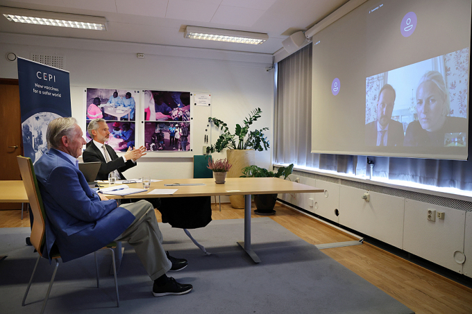 From CEPI headquarters in Oslo, Deputy CEO Frederik Kristensen and Special Adviser Tore Godal spoke of the effort to promote and accelerate the development of vaccines against new infectious diseases. Photo: Ørn E. Borgen, NTB scanpix.