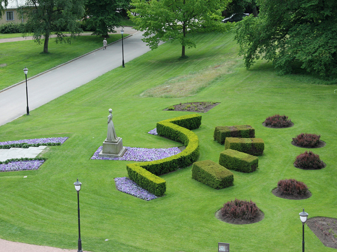 The plantation behind Queen Maud adds a tiara and train. Foto: Liv Osmundsen, the Royal Court