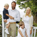 Prince Sverre Magnus, Crown Prince Haakon, Princess Ingrid Alexandra with the family dog Milly Kakao and Crown Princess Mette-Marit (Photo: Håkon Mosvold Larsen, Scanpix)