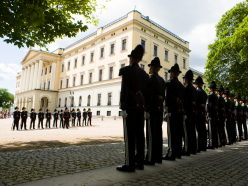 The King's Gard is on duty, guarding The Royal Palace, 24 hours a day. The main changing of the guards takes place every day at 13:30. Photo: Berit Roald, NTB scanpix