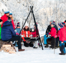 The Royal guests joined the children in roasting sausages and bread-on-a-stick. Photo: Håkon Mosvold Larsen / NTB scanpix