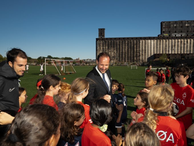 On the last day of his visit to the United States, Crown Prince Haakon visited the Gjøa Football Club at Red Hook Soccer Field and received a briefing about Gjøa’s historical ties to Norway. Photo: Ola Vatn, The Royal Court