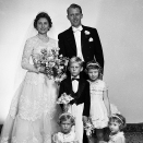 The bride and groom with their bridesmaids (Photo: NTB / Scanpix)