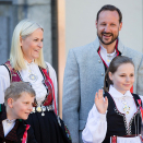 The Crown Prince and Crown Princess with their children greet the Children's Parade in Asker outside Skaugum. Photo: Audun Braastad / NTB scanpix