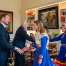 Kong Harald tok imot representanter for samene som aksjonerer mot vindkraftanlegget på Fosen. Kronprins Haakon var også til stede. Bildene er frigitt til redaksjonell bruk, og kan benyttes fritt mot kreditering. Foto: Simen Løvberg Sund, Det kongelige hoff.