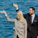 Kronprinsparet ankommer Hareid (Foto: Stian Lysberg Solum / NTB scanpix)